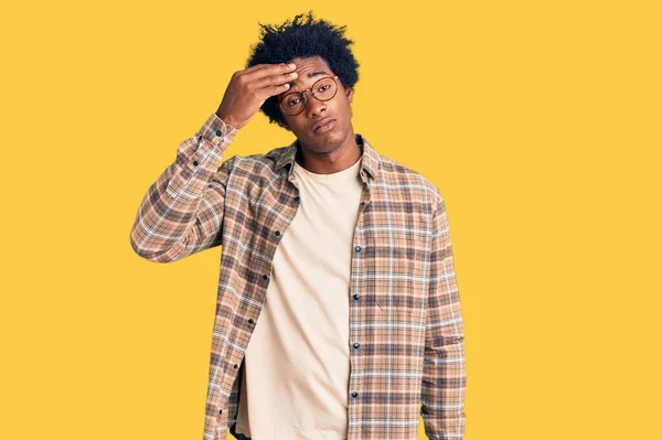 アフリカ系アメリカ人の男性が普段着と眼鏡をかけて心配し 額に手で問題について強調し 神経と危機への不安 — ストック写真