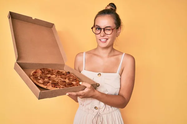 Mulher Branca Bonita Segurando Saborosa Pizza Pepperoni Piscando Olhando Para — Fotografia de Stock