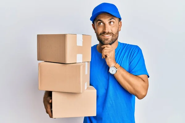 Bell Uomo Con Barba Che Indossa Uniforme Corriere Che Tiene — Foto Stock