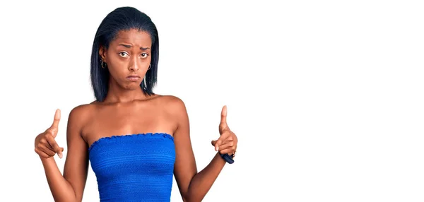 Mladá Afroameričanka Letním Oblečení Ukazuje Dolů Smutně Rozrušeně Ukazuje Prstem — Stock fotografie