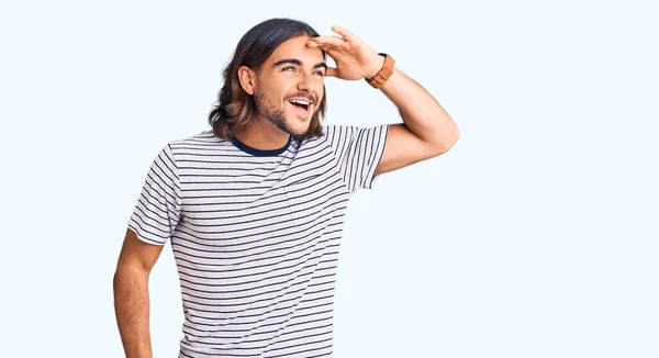 Joven Hombre Guapo Con Ropa Casual Muy Feliz Sonriente Mirando — Foto de Stock