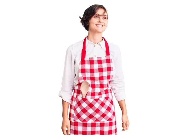 Mulher Bonita Com Cabelo Curto Vestindo Avental Cozinheiro Profissional Olhando — Fotografia de Stock