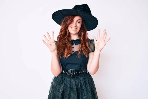 Молодая Красивая Женщина Костюме Ведьмы Хэллоуин Показывает Показывает Пальцами Номер — стоковое фото