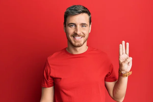 Bonito Homem Caucasiano Vestindo Camiseta Vermelha Casual Mostrando Apontando Para — Fotografia de Stock