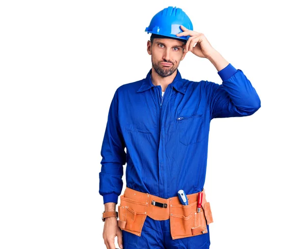 Jovem Bonito Homem Vestindo Trabalhador Uniforme Hardhat Agitação Congelamento Para — Fotografia de Stock