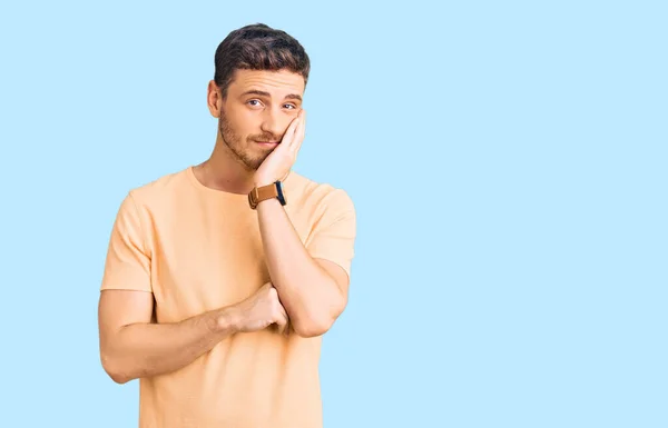 Beau Jeune Homme Avec Ours Portant Shirt Jaune Décontracté Pensant — Photo