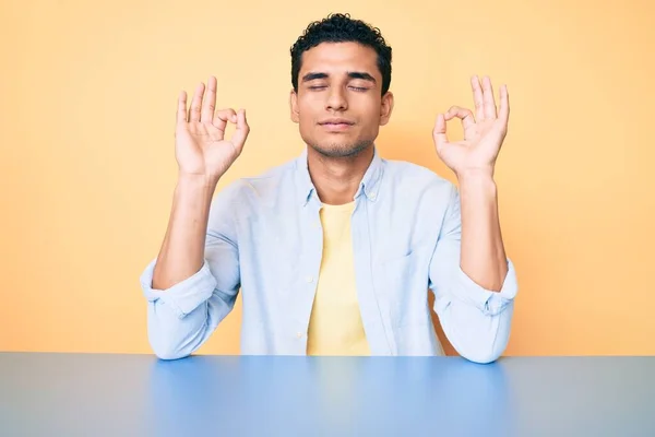 Ein Junger Gutaussehender Hispanischer Mann Lässiger Kleidung Sitzt Entspannt Tisch — Stockfoto