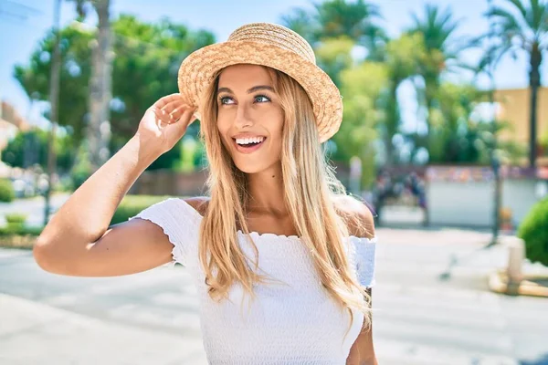 Ung Blond Turist Flicka Ler Glad Promenader Parken — Stockfoto