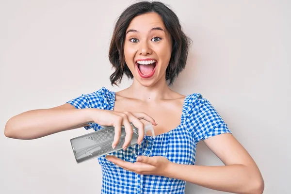 Jovem Mulher Bonita Usando Gel Higienizador Mão Celebrando Louco Espantado — Fotografia de Stock