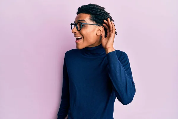 Молодий Американець Афроамериканець Світильнику Окуляри Посміхаються Вручну Слухаючи Слухаючи Чутки — стокове фото