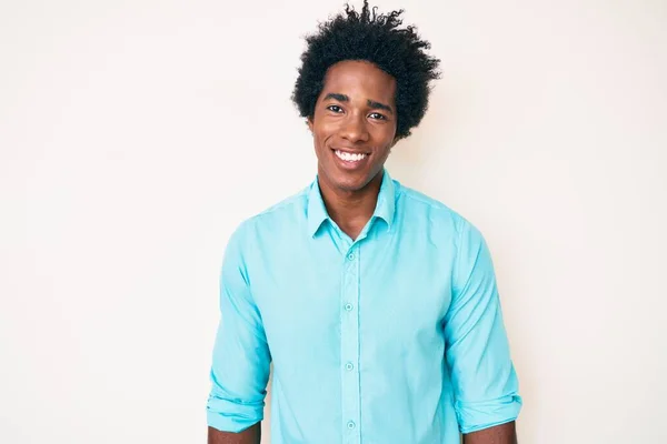 Bonito Homem Americano Africano Com Cabelo Afro Vestindo Roupas Casuais — Fotografia de Stock