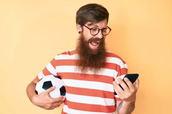 Beau Jeune Homme Tête Rouge Avec Une Longue Barbe Tenant — Photo