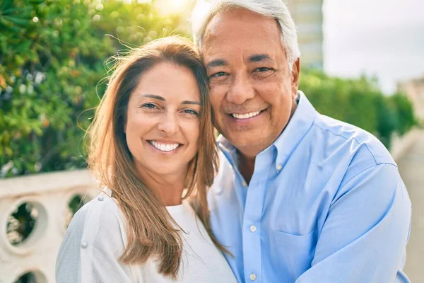 Middelbare Leeftijd Hispanic Paar Glimlachen Gelukkig Knuffelen Promenade — Stockfoto