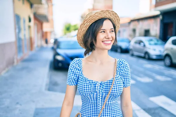 Giovane Bella Ragazza Sorridente Felice Passeggiando Strada Della Città — Foto Stock