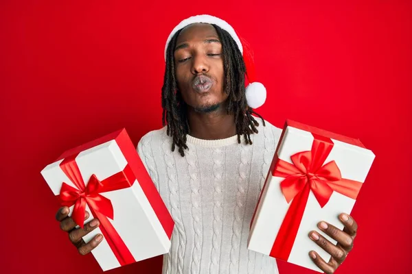 Homem Afro Americano Com Tranças Usando Chapéu Natal Segurando Presentes — Fotografia de Stock