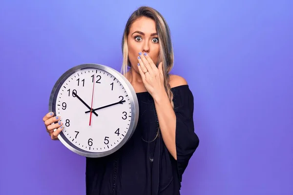 Jovem Mulher Loira Bonita Fazendo Contagem Regressiva Usando Relógio Grande — Fotografia de Stock