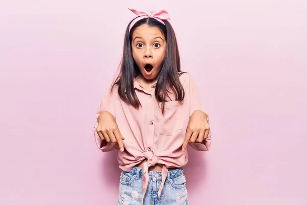 Vacker Barn Flicka Bär Casual Kläder Pekar Ner Med Fingrar — Stockfoto