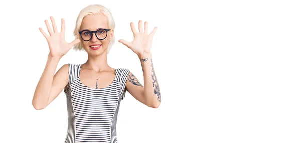 Dövmeli Sıradan Kıyafetler Giyen Gözlüklü Genç Sarışın Kadın Numarayı Gösterip — Stok fotoğraf