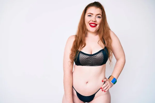 Junge Rothaarige Size Frau Die Sexy Dessous Trägt Und Glücklich — Stockfoto