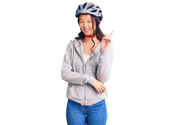 Menina Chinesa Bonita Nova Usando Capacete Bicicleta Sorrindo Feliz Apontando — Fotografia de Stock