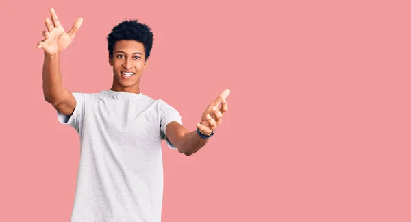 Jovem Afro Americano Vestindo Roupas Casuais Olhando Para Câmera Sorrindo — Fotografia de Stock