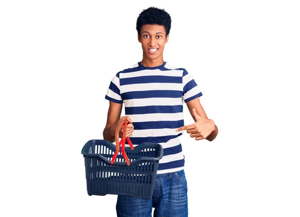 Genç Afro Amerikan Adam Elinde Süpermarket Alışveriş Sepeti Tutarken Mutlu — Stok fotoğraf
