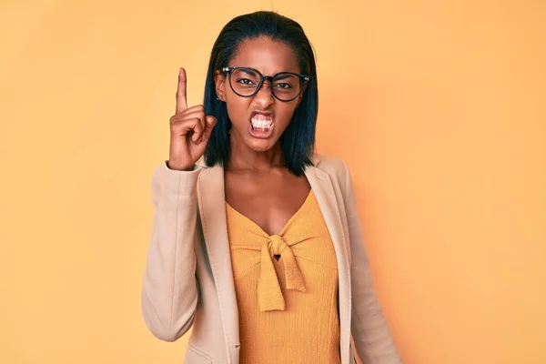 Mujer Afroamericana Joven Que Usa Ropa Negocios Señalando Con Dedo —  Fotos de Stock