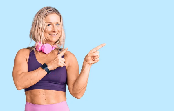 Medelålders Passform Blond Kvinna Bär Gym Kläder Och Med Hörlurar — Stockfoto