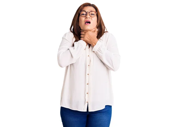 Hermosa Mujer Mediana Edad Vistiendo Abrigo Invierno Gafas Sobre Fondo —  Fotos de Stock