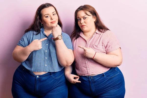 Junge Size Zwillinge Lässiger Kleidung Eile Zeigen Auf Die Zeit — Stockfoto