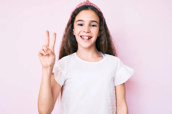 Aranyos Spanyol Gyerek Lány Visel Alkalmi Ruhák Diadém Mutatja Rámutatva — Stock Fotó