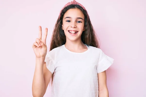 Nettes Hispanisches Kindermädchen Lässiger Kleidung Und Diadem Zeigt Und Zeigt — Stockfoto