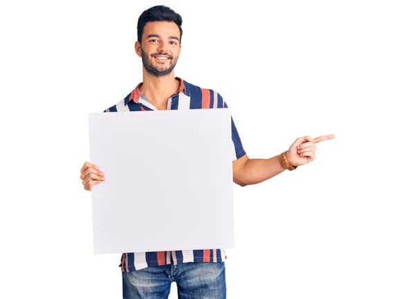 Homem Hispânico Bonito Jovem Segurando Banner Papelão Com Espaço Branco — Fotografia de Stock