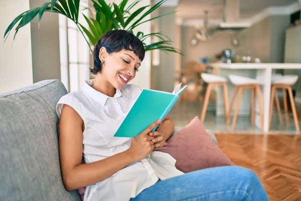 Mulher Morena Bonita Com Cabelo Curto Casa Lendo Livro Sentado — Fotografia de Stock