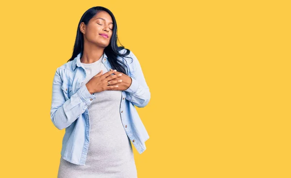 Spaanse Vrouw Met Lang Haar Casual Denim Jasje Glimlachend Met — Stockfoto