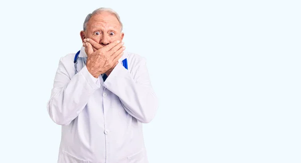Doktor Önlüğü Steteskop Giyen Yaşlı Gri Saçlı Adam Yanlışlıkla Ağzını — Stok fotoğraf