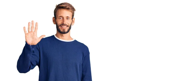 Bonito Loiro Com Barba Vestindo Camisola Casual Mostrando Apontando Para — Fotografia de Stock