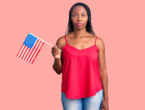 Jovem Afro Americana Segurando Estados Unidos Bandeira Pensando Atitude Expressão — Fotografia de Stock