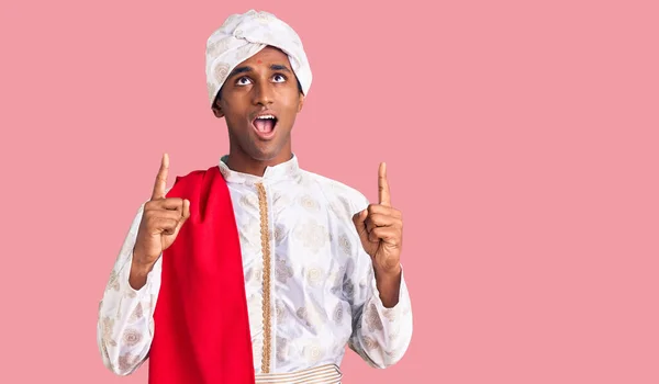 Afrikanischer Gutaussehender Mann Traditioneller Sherwani Sararee Kleidung Erstaunt Und Überrascht — Stockfoto