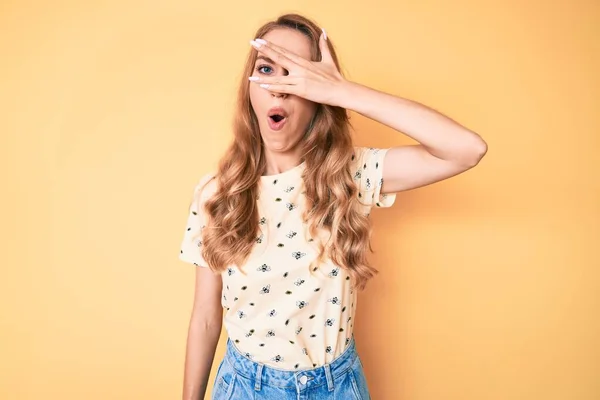 Giovane Donna Caucasica Con Capelli Biondi Che Indossa Abiti Estivi — Foto Stock