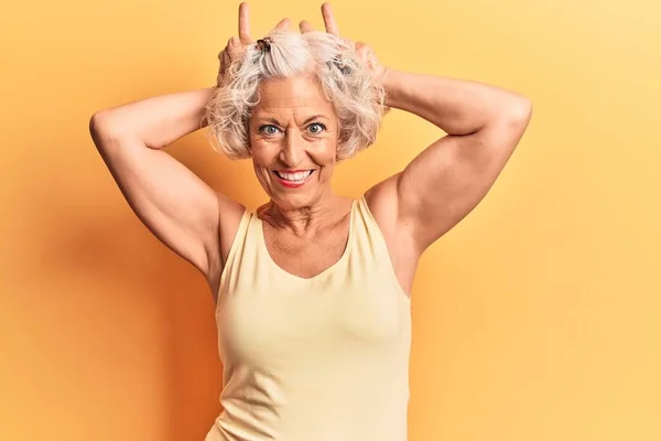 Senior Mujer Pelo Gris Con Ropa Casual Posando Divertido Loco —  Fotos de Stock