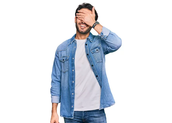 Νεαρός Ισπανός Που Φοράει Καθημερινά Ρούχα Χαμογελώντας Και Γελώντας Χέρι — Φωτογραφία Αρχείου
