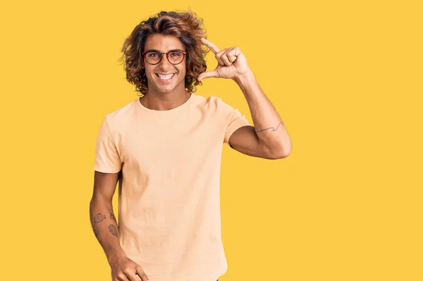 Young Hispanic Man Wearing Casual Clothes Glasses Smiling Confident Gesturing — Stock Photo, Image