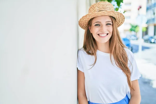 Jovem Loira Férias Sorrindo Feliz Inclinando Parede Rua Cidade — Fotografia de Stock