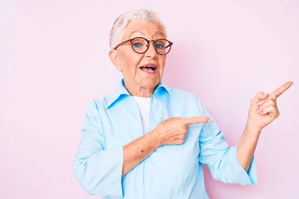 Senior Bella Donna Con Gli Occhi Azzurri Capelli Grigi Con — Foto Stock