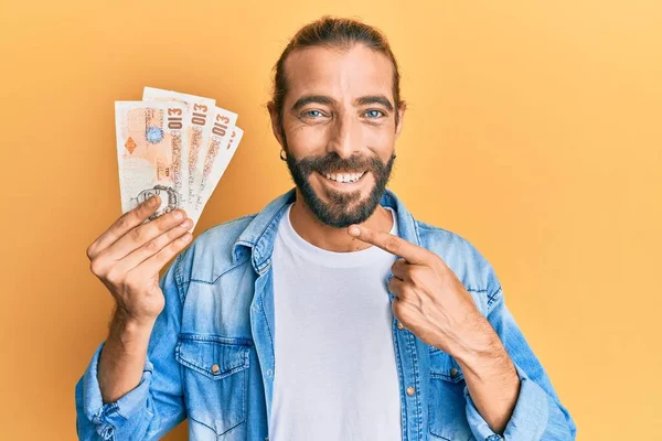 Hombre Atractivo Con Pelo Largo Barba Sosteniendo Libras Billetes Del —  Fotos de Stock