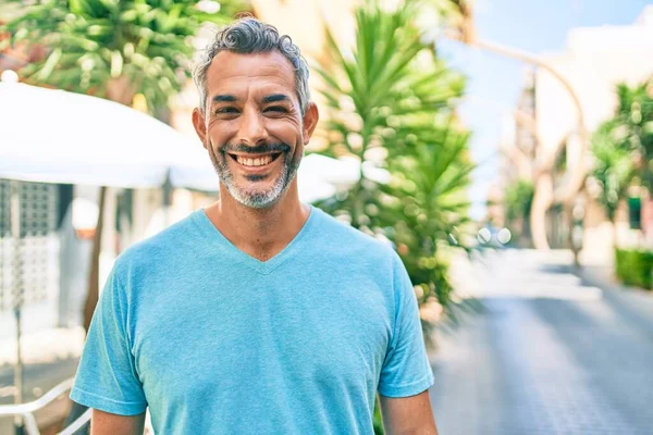 Homem Cabelos Grisalhos Meia Idade Sorrindo Feliz Andando Rua Cidade — Fotografia de Stock