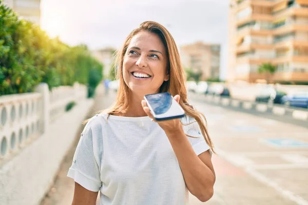 Красивая Латиноамериканка Средних Лет Улыбается Отправляя Голосовое Сообщение Телефону Счастливым — стоковое фото