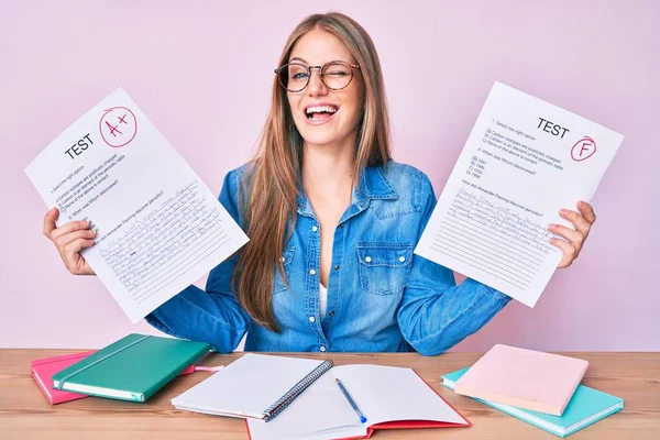 Menina Loira Nova Mostrando Falhou Passou Exames Sentados Mesa Piscando — Fotografia de Stock