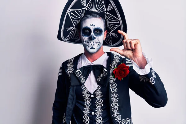 Mladý Muž Mexickém Dni Mrtvého Kostýmu Přes Bílý Úsměv Sebevědomé — Stock fotografie